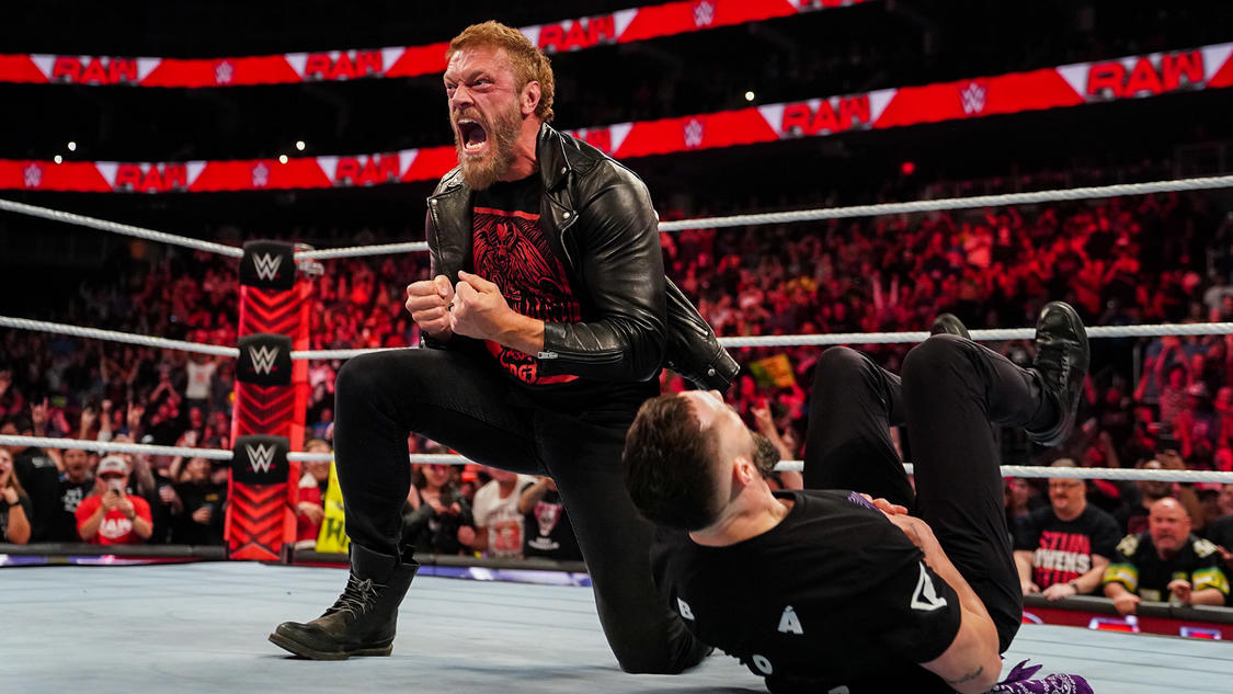 フィン・ベイラー（右）をスピアーで倒し、気合の入った表情を浮かべたエッジ（C）2022 WWE, Inc. All Rights Reserved