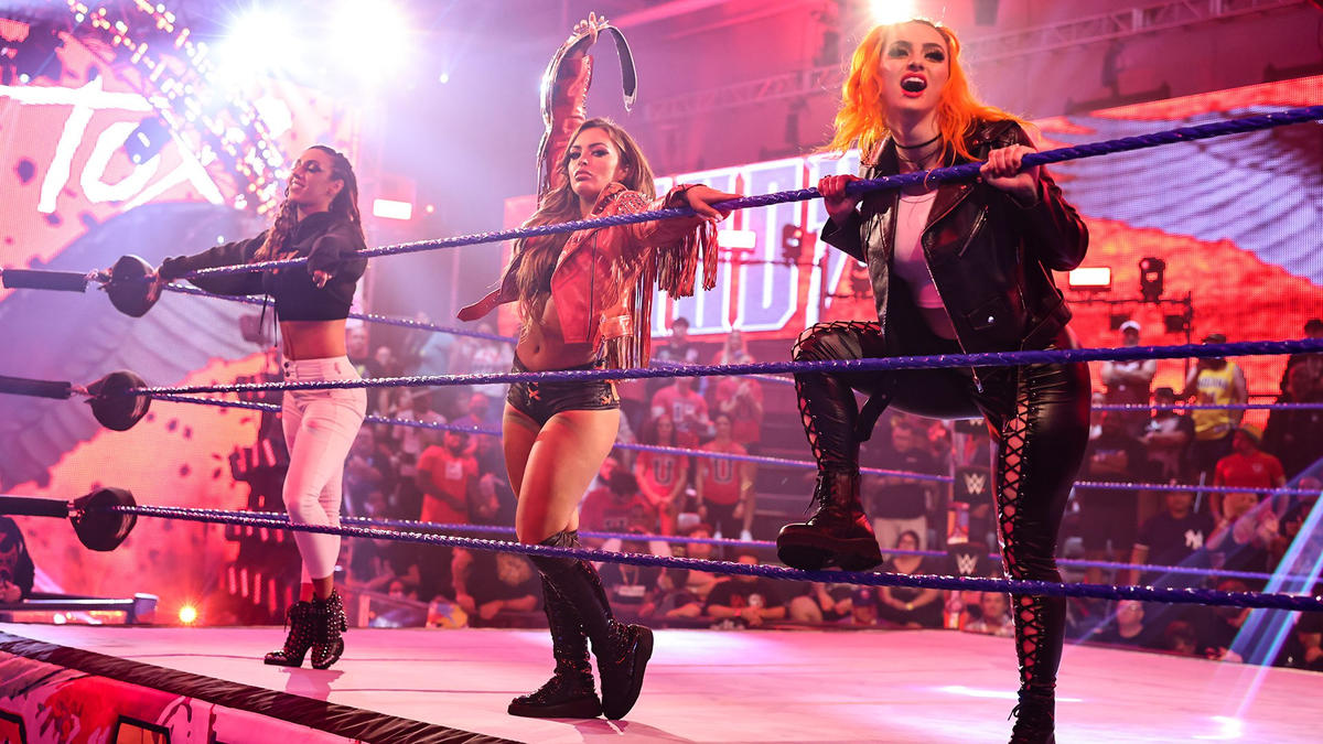 ジジ・ドリン（右端）、ジェイシー・ジェイン（左端）と入場したNXT女子王者マンディ・ローズ（C）2022　WWE，　Inc.　All　Rights　Reserved