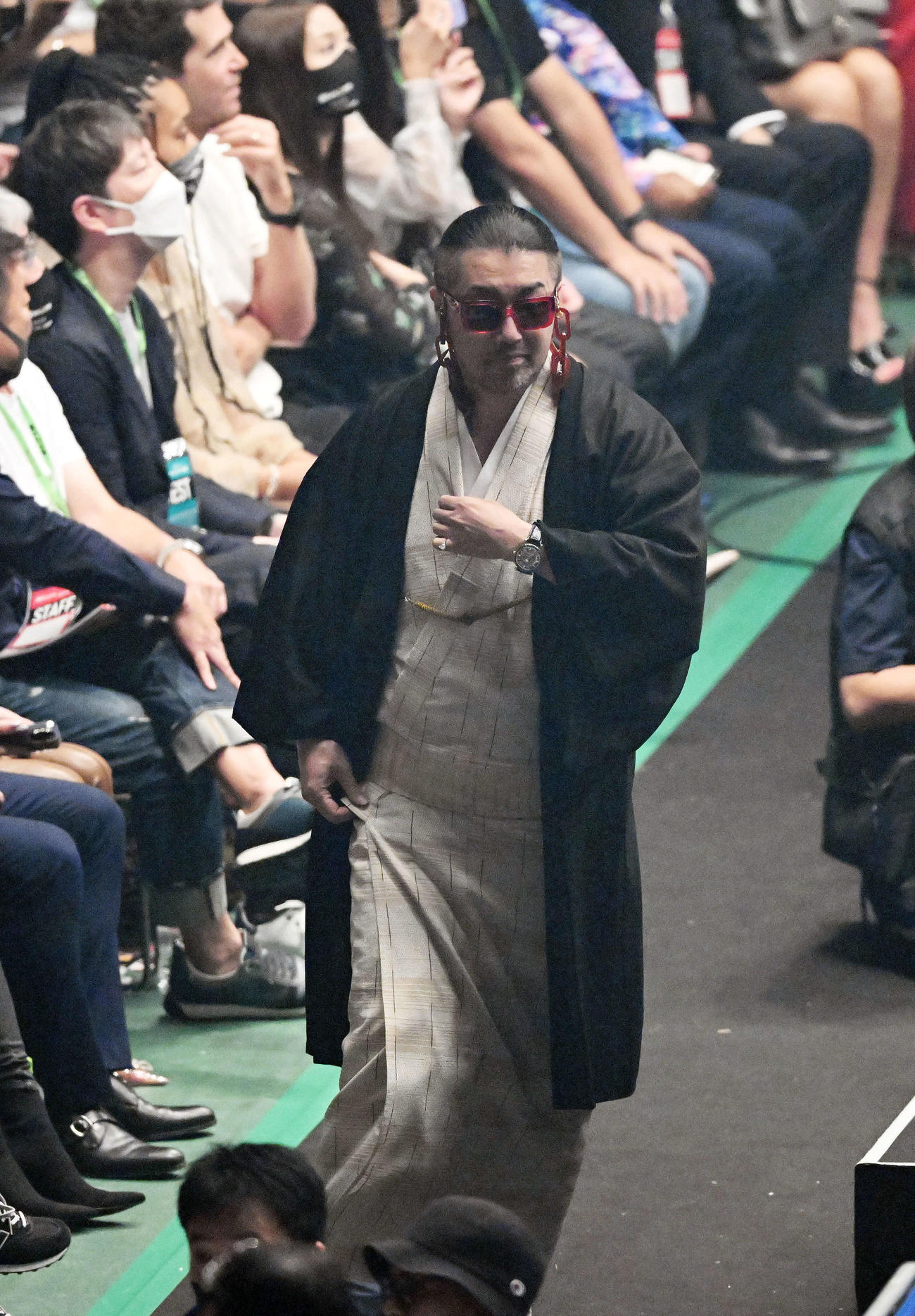 試合前にフロイド・メイウェザーへ花束の贈呈をしたごぼうの党の奥野卓志氏（2022年9月25日撮影）