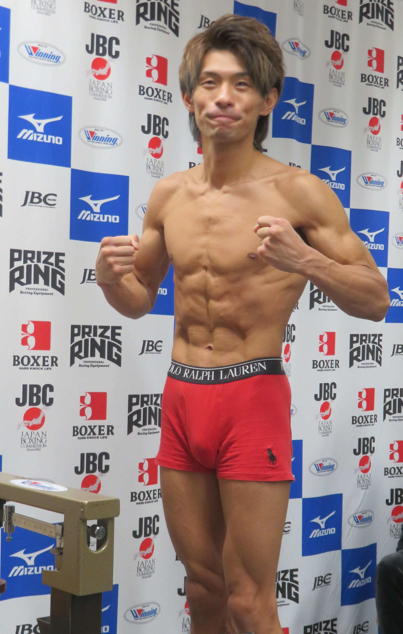 日本スーパーフェザー級挑戦者決定戦の前日計量をクリアした同級1位波田大和