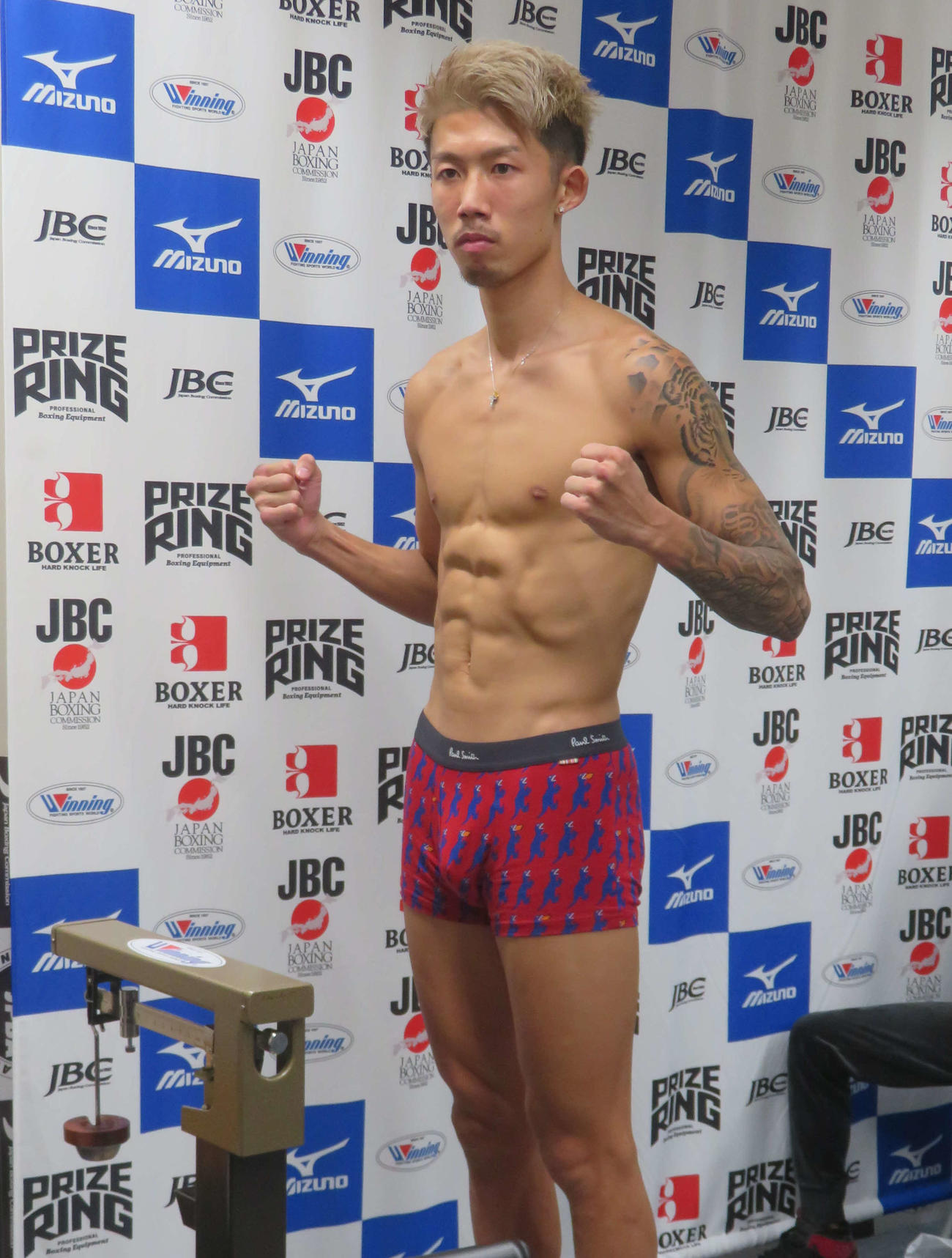 日本スーパーフェザー級挑戦者決定戦の前日計量をパスした同級2位原優奈