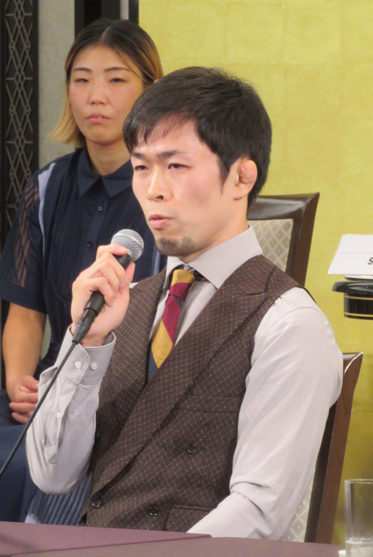 RIZINランドマーク4大会の対戦カード発表会見でコメントする弥益ドミネーター聡志