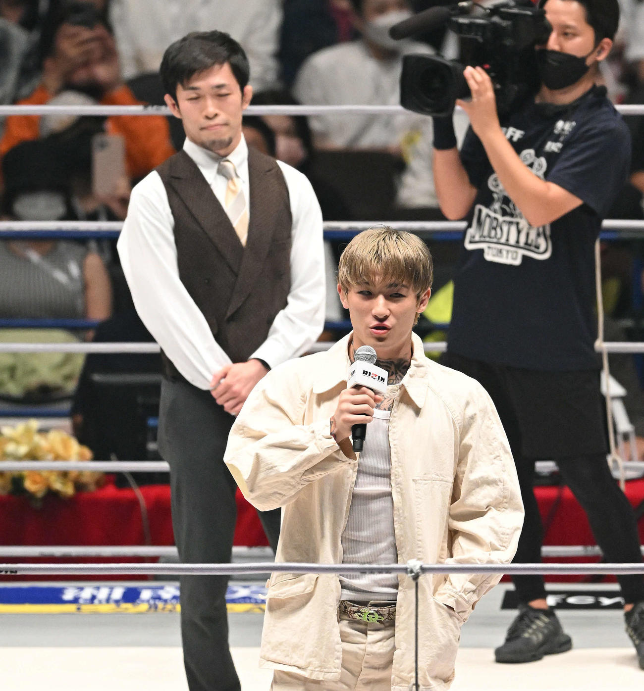 弥益ドミネーター聡志（奥）との対戦が決まりマイクパフォーマンスする平本蓮（2022年9月25日　撮影）