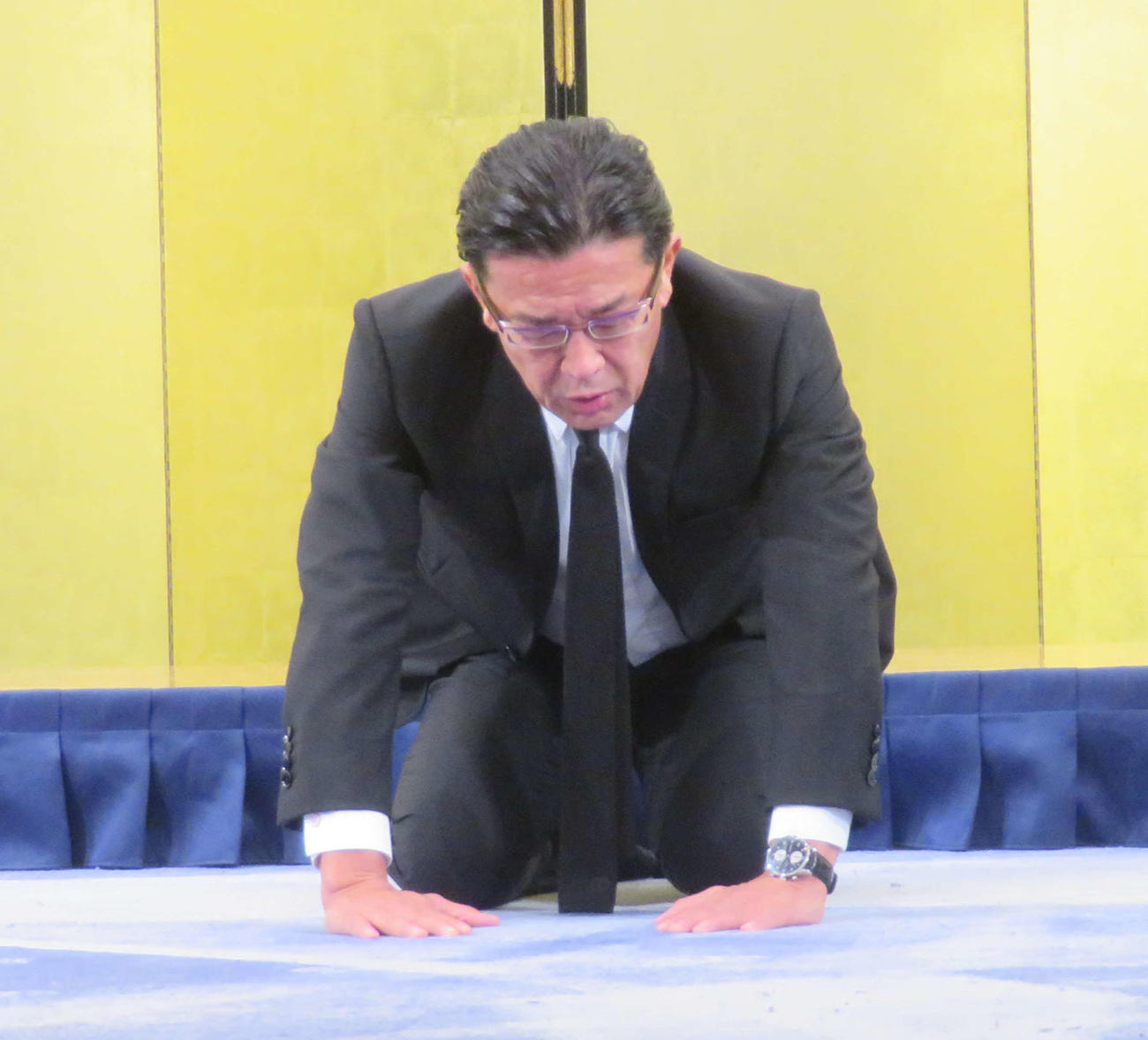 メイウェザー－朝倉未来戦での花束投げ捨てに関し、土下座で謝罪したRIZINの榊原信行CEO