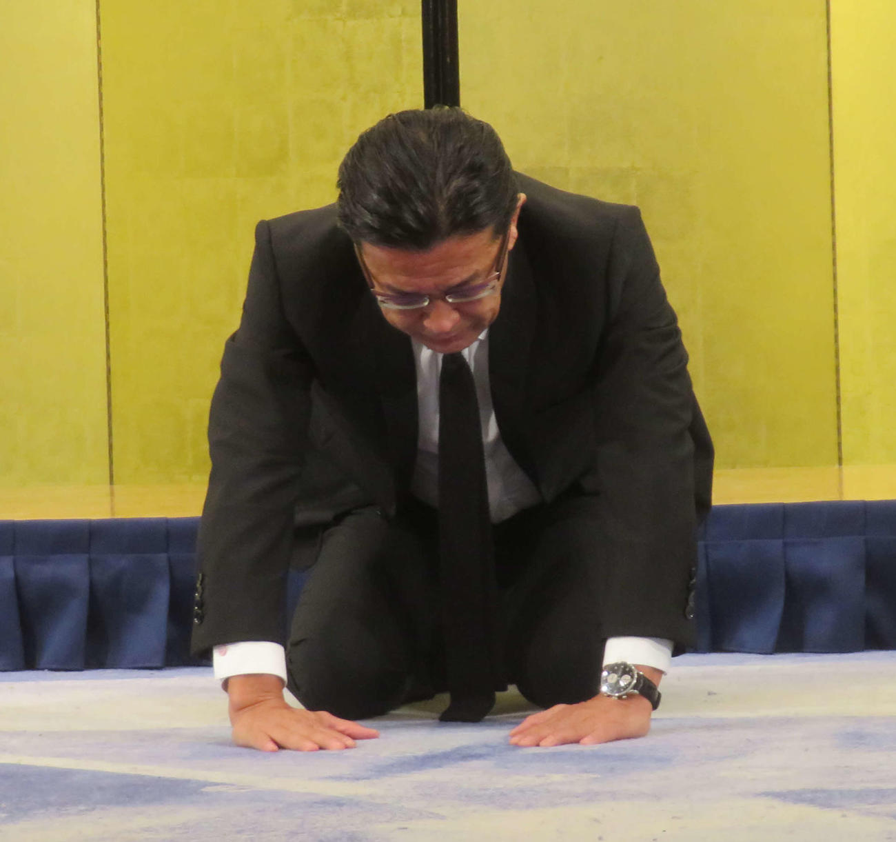 ごぼうの党の奥野代表の花束投げ捨てに関して土下座し、日本語と英語で謝罪したRIZINの榊原信行CEO
