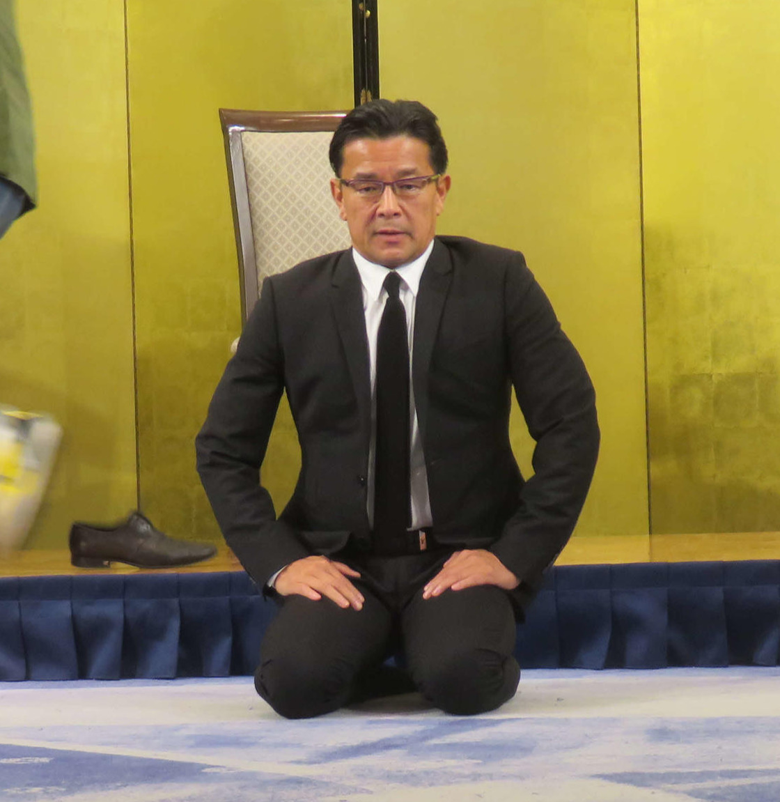 ごぼうの党奥野代表の花束投げ捨てに関し、革靴を脱いで土下座したRIZINの榊原信行CEO