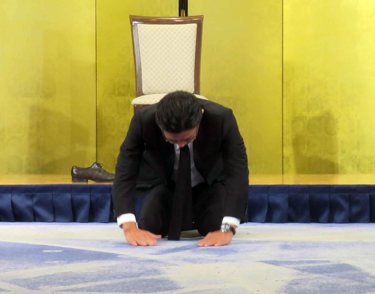 ごぼうの党の奥野代表による花束投げ捨てに関して土下座で謝罪したRIZINの榊原信行CEO