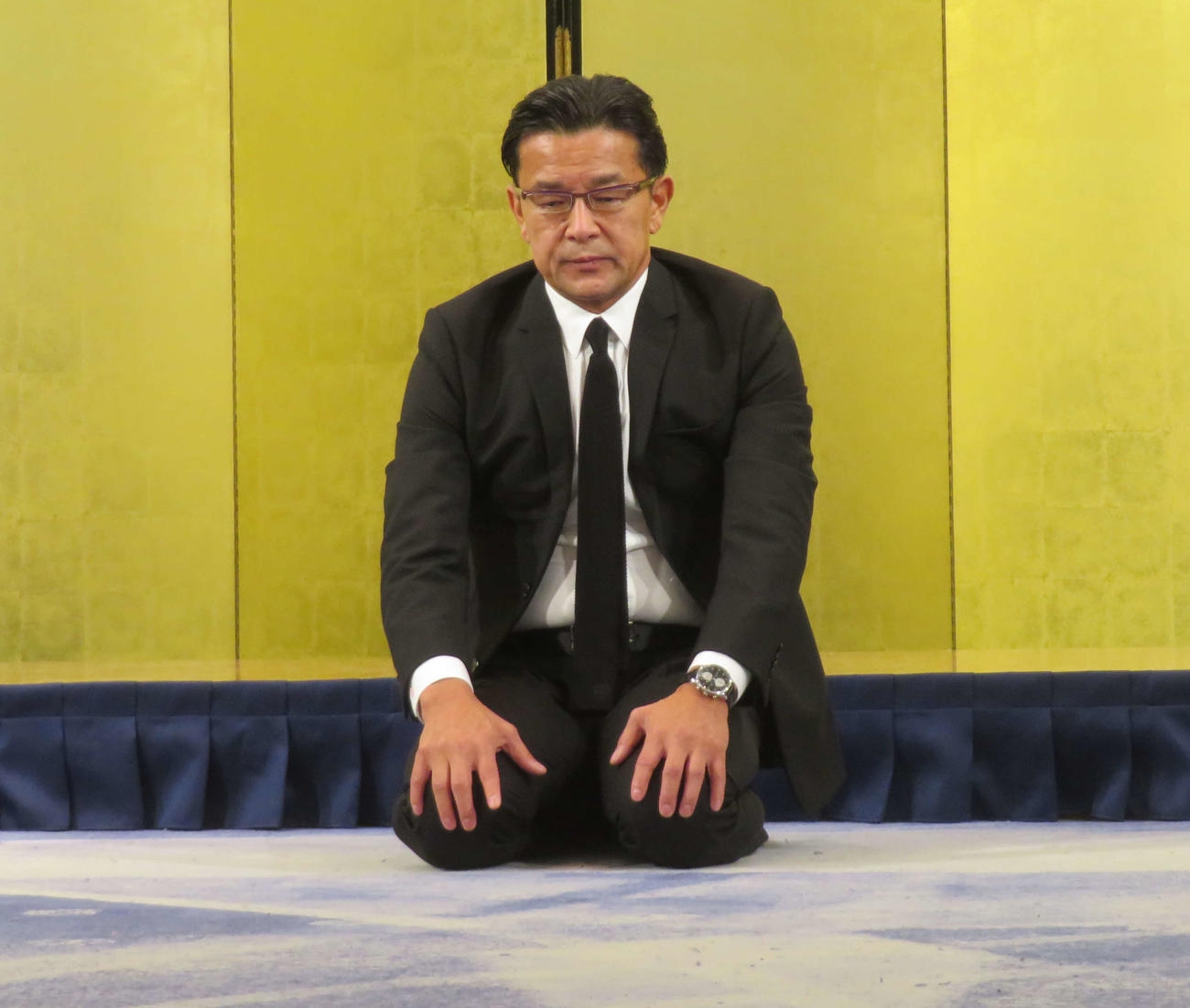 メイウェザー－朝倉未来戦で起こった花束投げ捨てに関し、土下座で2度頭を下げて謝罪したRIZINの榊原信行CEO