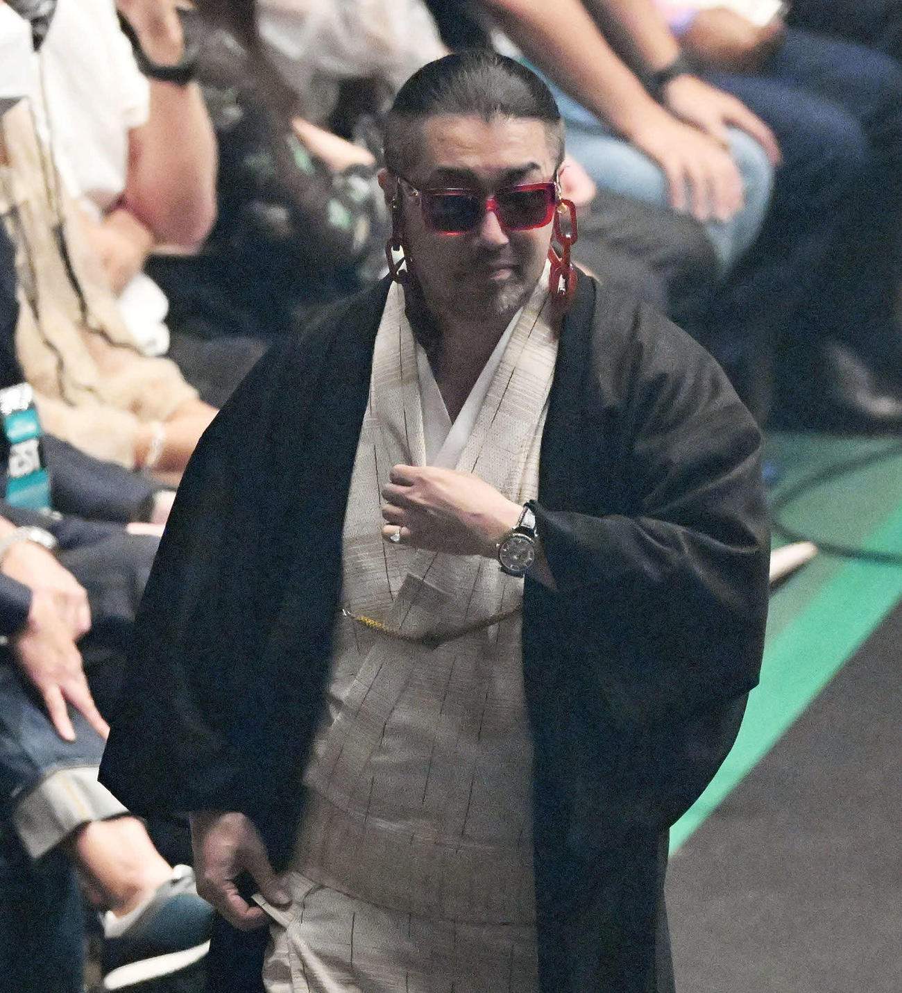 試合前にフロイド・メイウェザーへ花束の贈呈をしたごぼうの党の奥野卓志氏（2022年9月25日撮影）