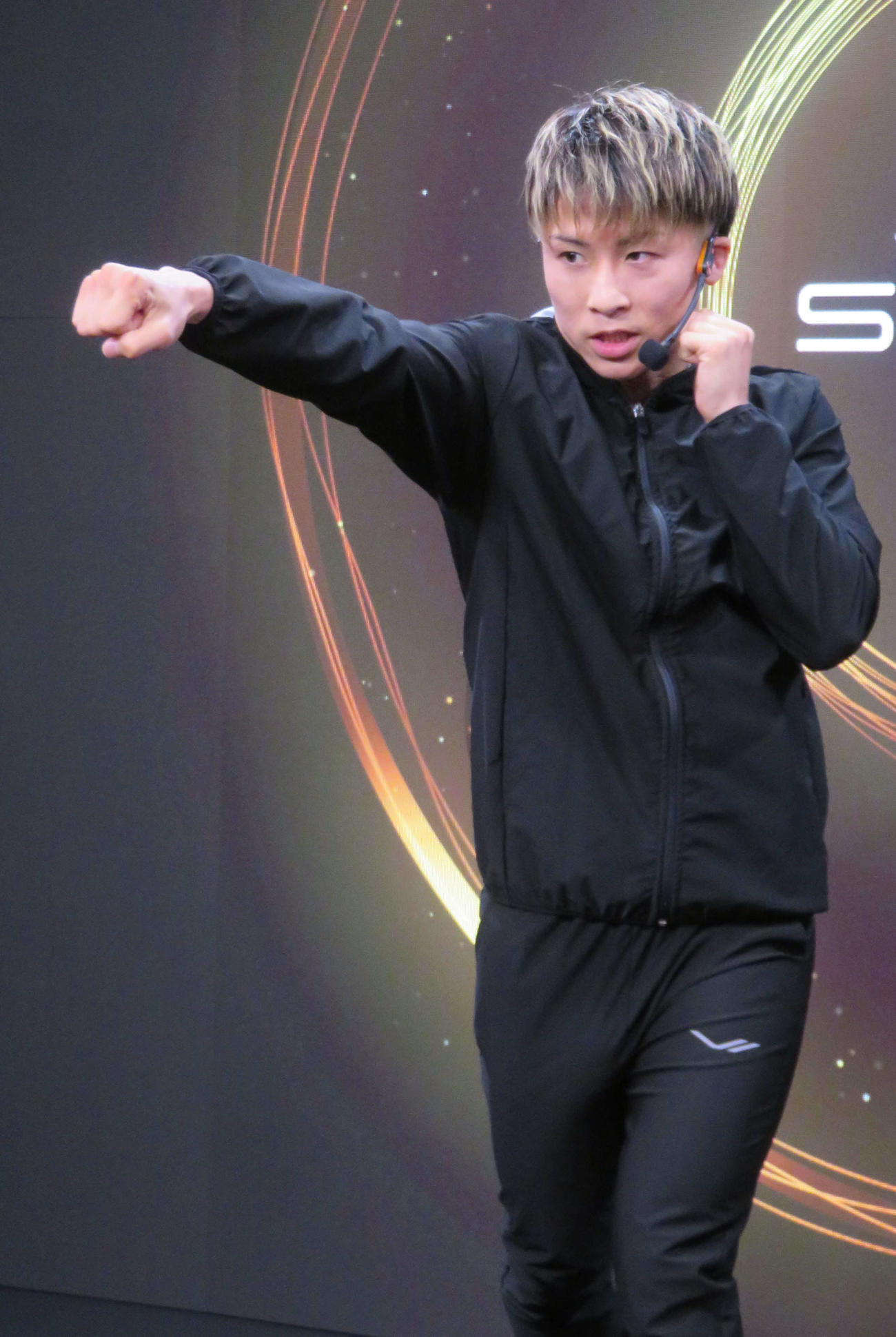 トレーニングギアSIXPADのオンラインイベントで右ストレートの打ち方を指導する井上尚弥