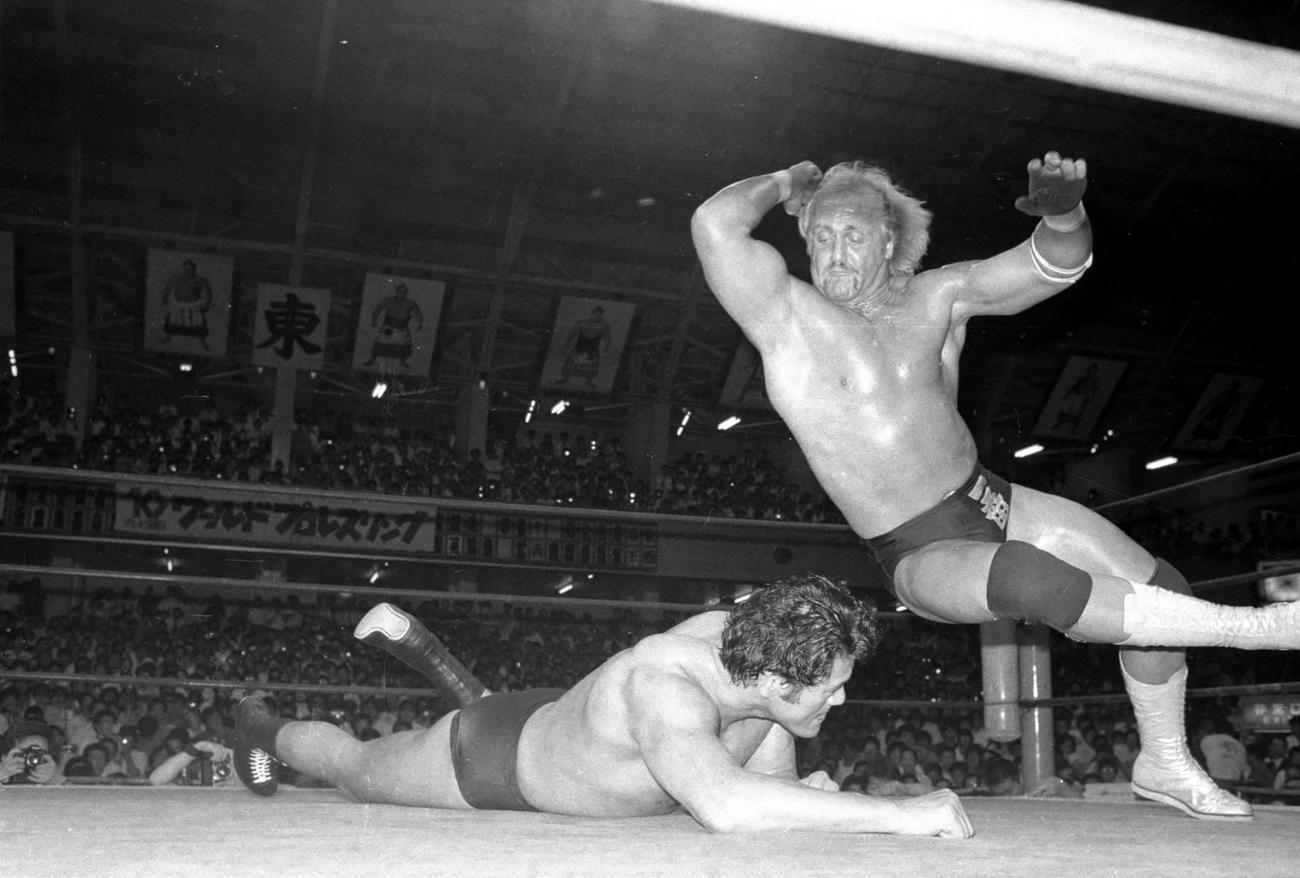 1984年6月、第2回IWGP優勝戦　アントニオ猪木（下）にエルボードロップを見舞うハルク・ホーガン