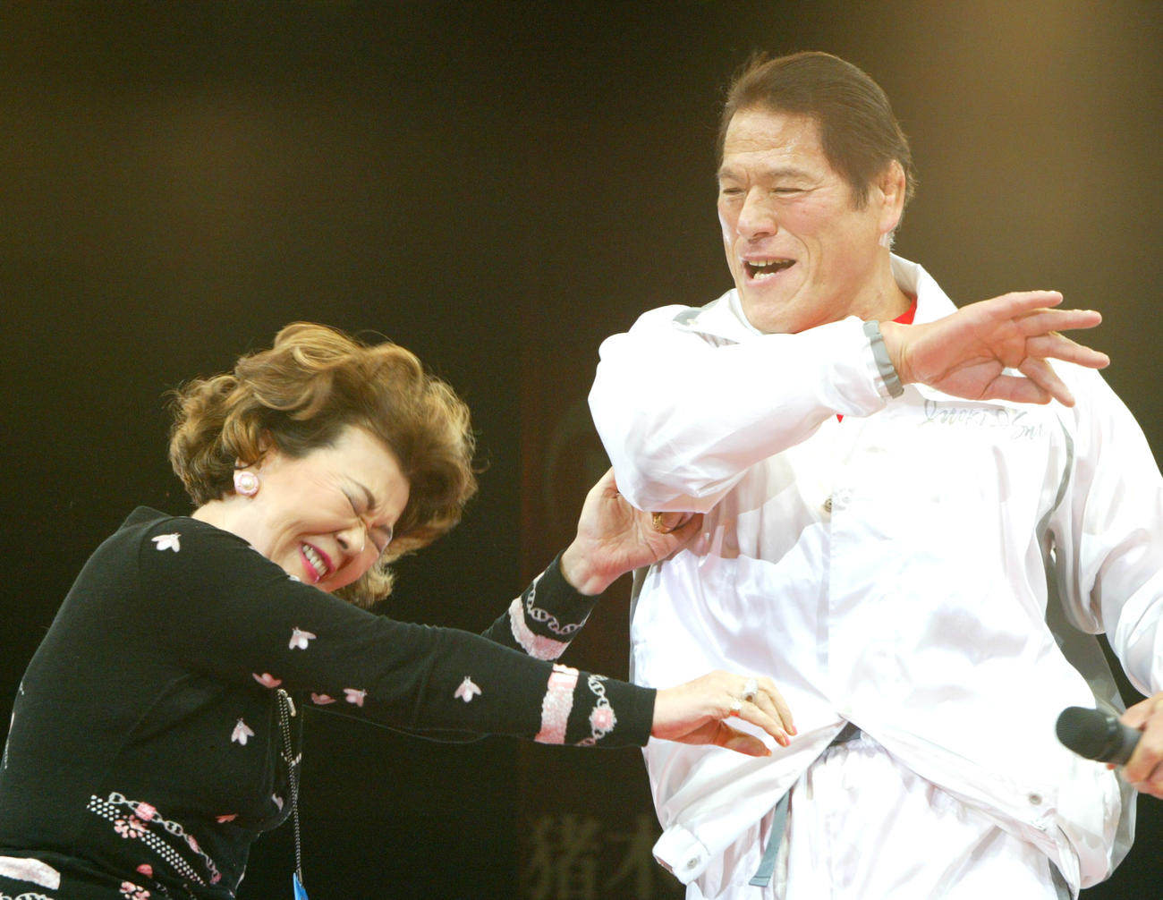 02年12月31日、ビンタを避ける野村沙知代さん