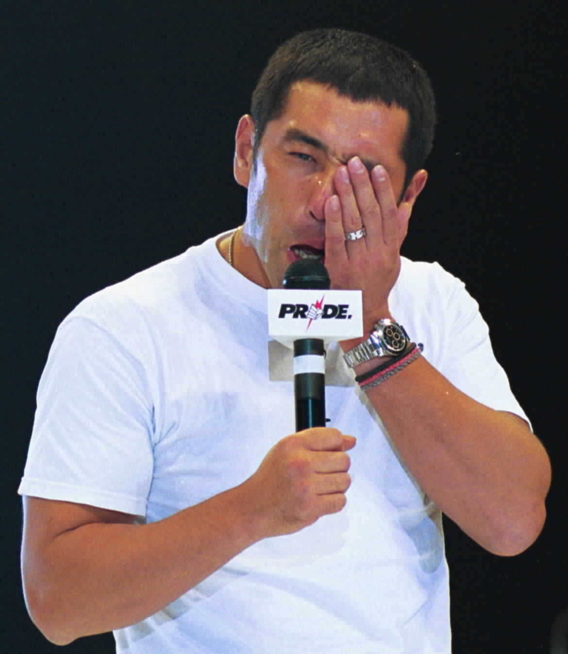01年11月、清原和博氏は闘魂ビンタをもらい顔を押さえる