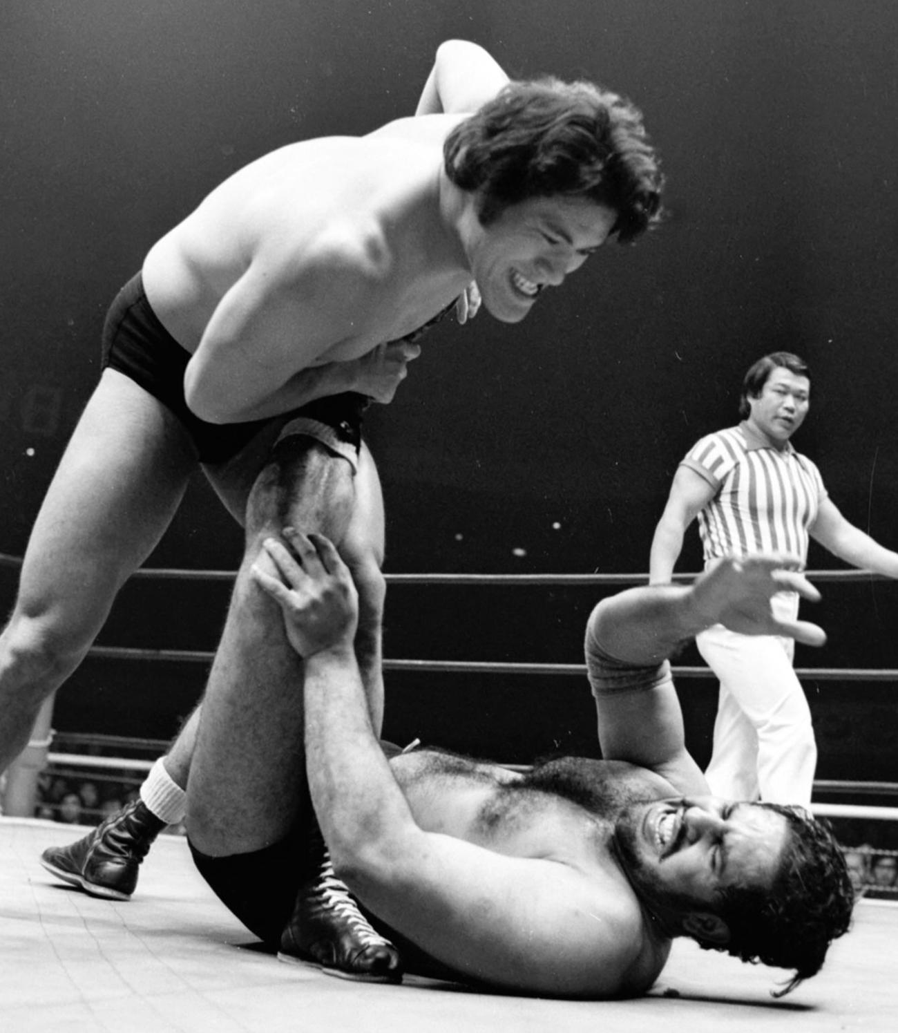 77年、タイガー・ジェット・シン（下）の足を決める猪木