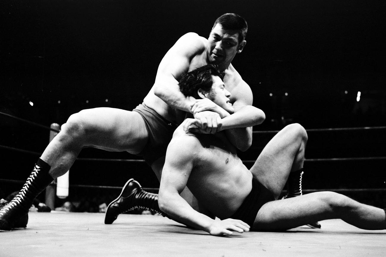 1976年、アントニオ猪木（右）を絞める坂口征ニ
