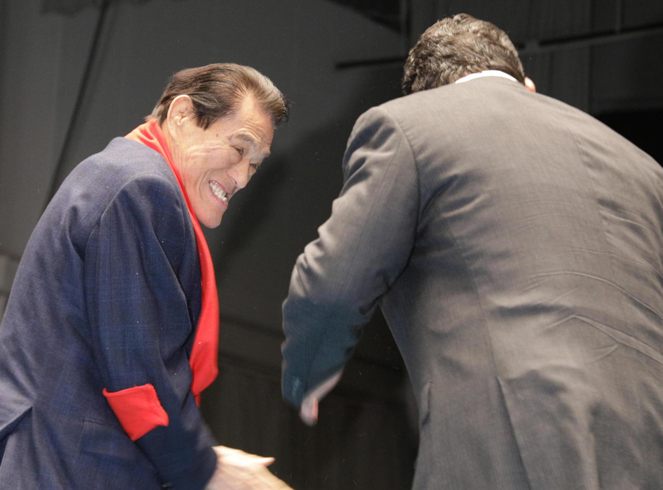 藤波辰爾（右）に闘魂注入するアントニオ猪木（2019年4月26日）