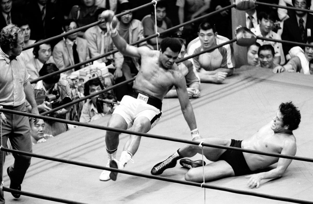 アリ（左）とアントニオ猪木との戦いは、猪木がリングに寝転んで戦うシーンが多かった（1976年6月26日）