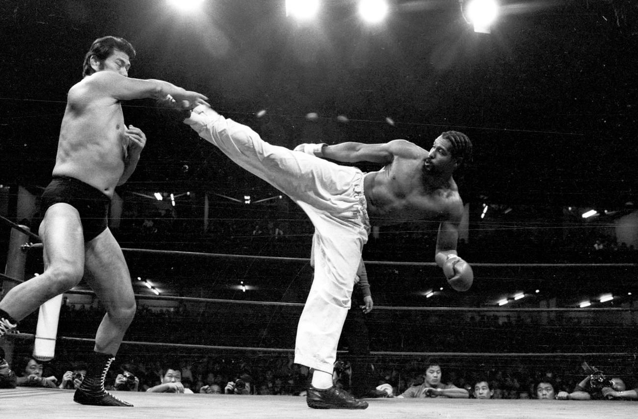 猪木（左）にハイキックを浴びせるウィリー・ウィリアムス＝1980年2月27日
