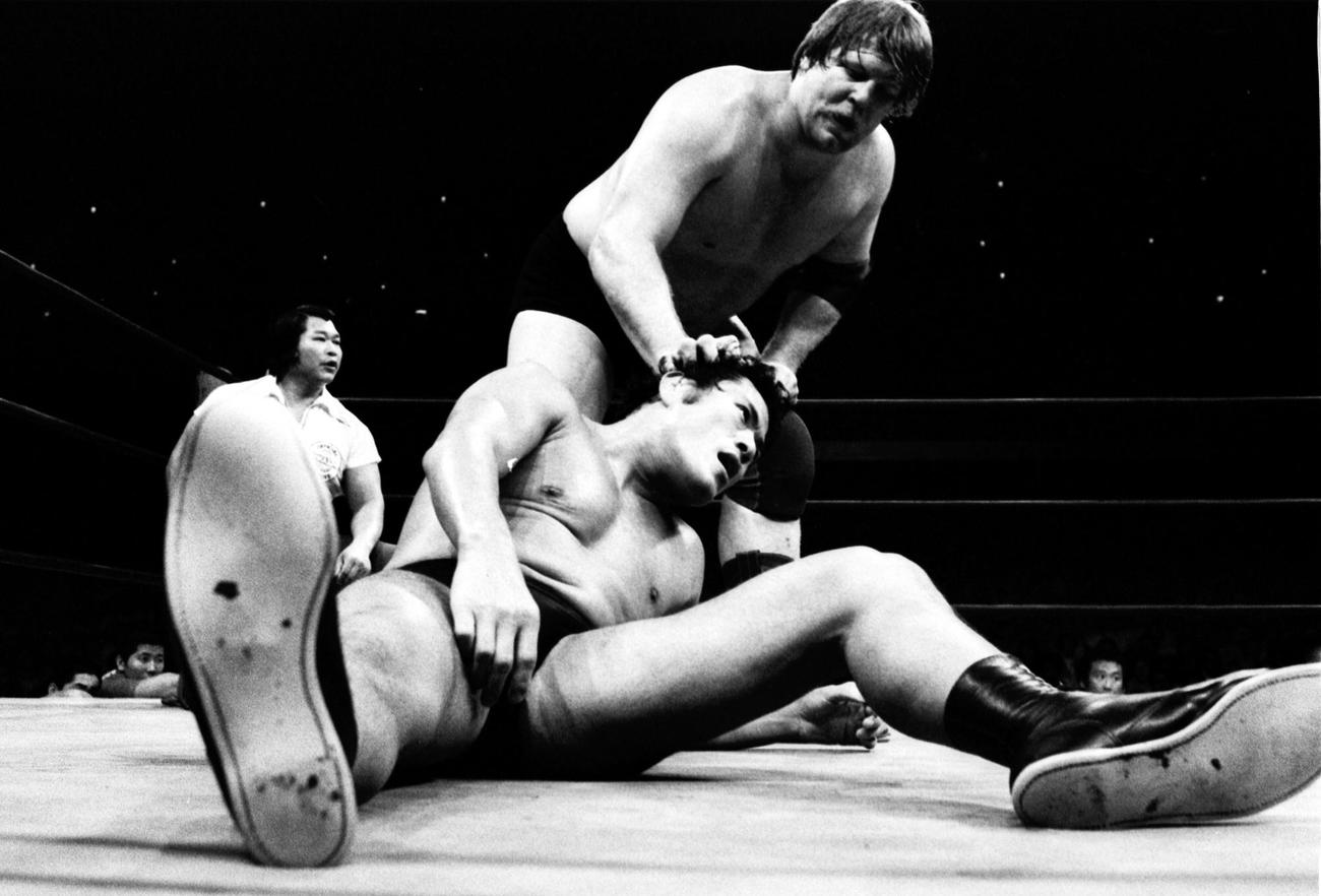 スタン・ハンセン（後方）に髪の毛をつかまれる猪木＝1978年