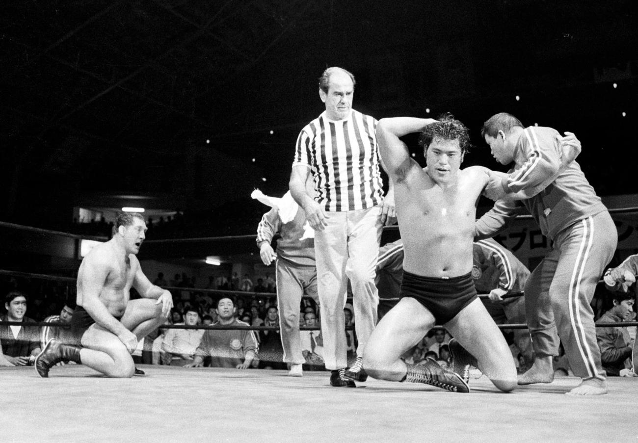 カール・ゴッチ（左端）に勝利した猪木。中央はレフェリーを務めたルー・テーズ＝1972年10月4日