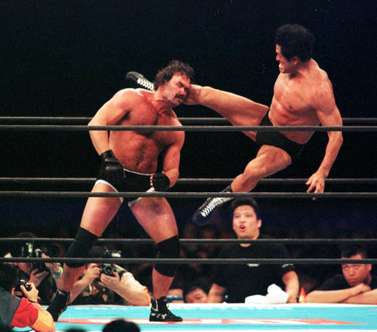 引退試合でドン・フライ（左）に延髄斬りを浴びせる猪木＝1998年4月4日
