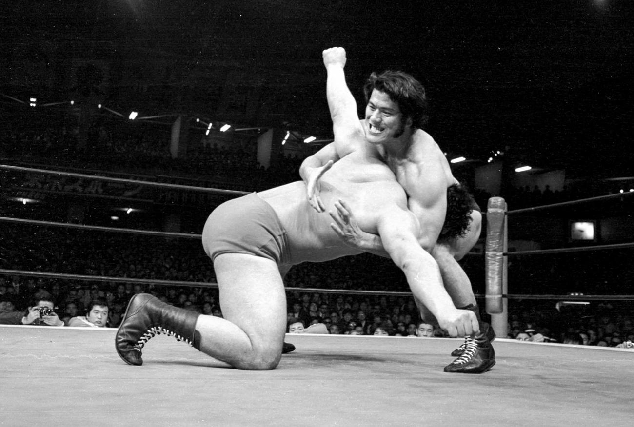 NWF認定ヘビー級選手権　ストロング小林（左）と死闘を演じる猪木＝1974年3月19日