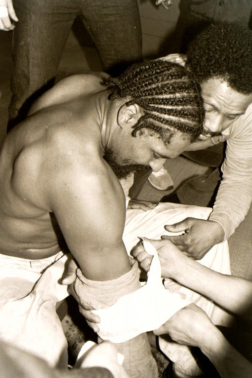 試合後、右腕を包帯で巻くウィリー・ウィリアムス＝1980年2月27日
