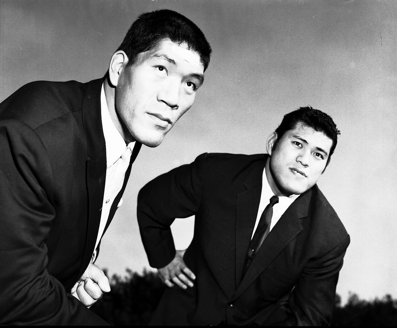 馬場（左）とポーズを取る猪木＝1967年12月