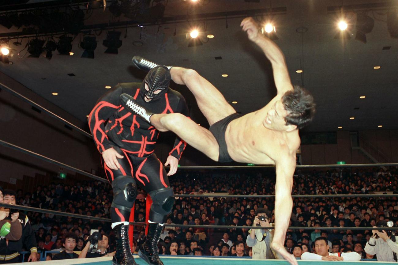 ビッグ・バン・ベイダー（左）に延髄斬りを見舞う猪木＝1988年1月4日