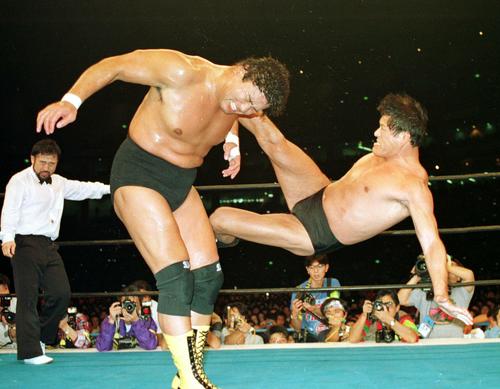 94年1月、新日本東京ドーム大会の特別試合で天龍源一郎（左）に延髄斬りを見舞う
