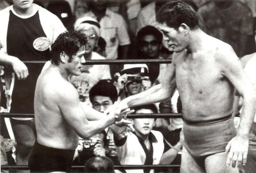 プロレス夢のオールスター戦タッグマッチ時間無制限1本勝負でジャイアント馬場（右）と組み、アブドーラ・ザ・ブッチャー、タイガー・ジェット・シン組と戦った猪木＝1979年8月26日