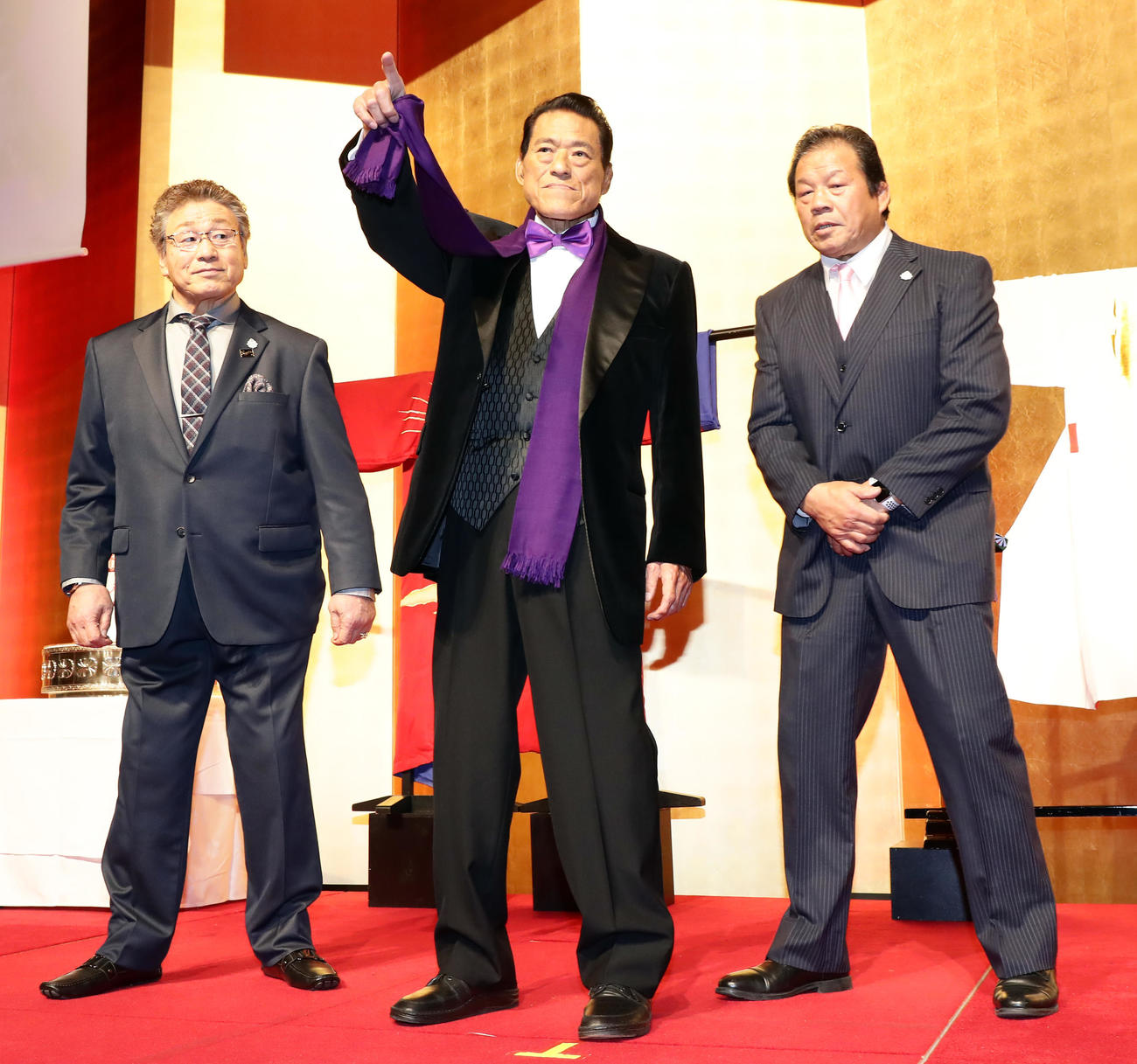 2020年2月20日　「アントニオ猪木の喜寿を祝う会」で指をさすアントニオ猪木氏（中央）。左は天龍源一郎、右は藤波辰爾
