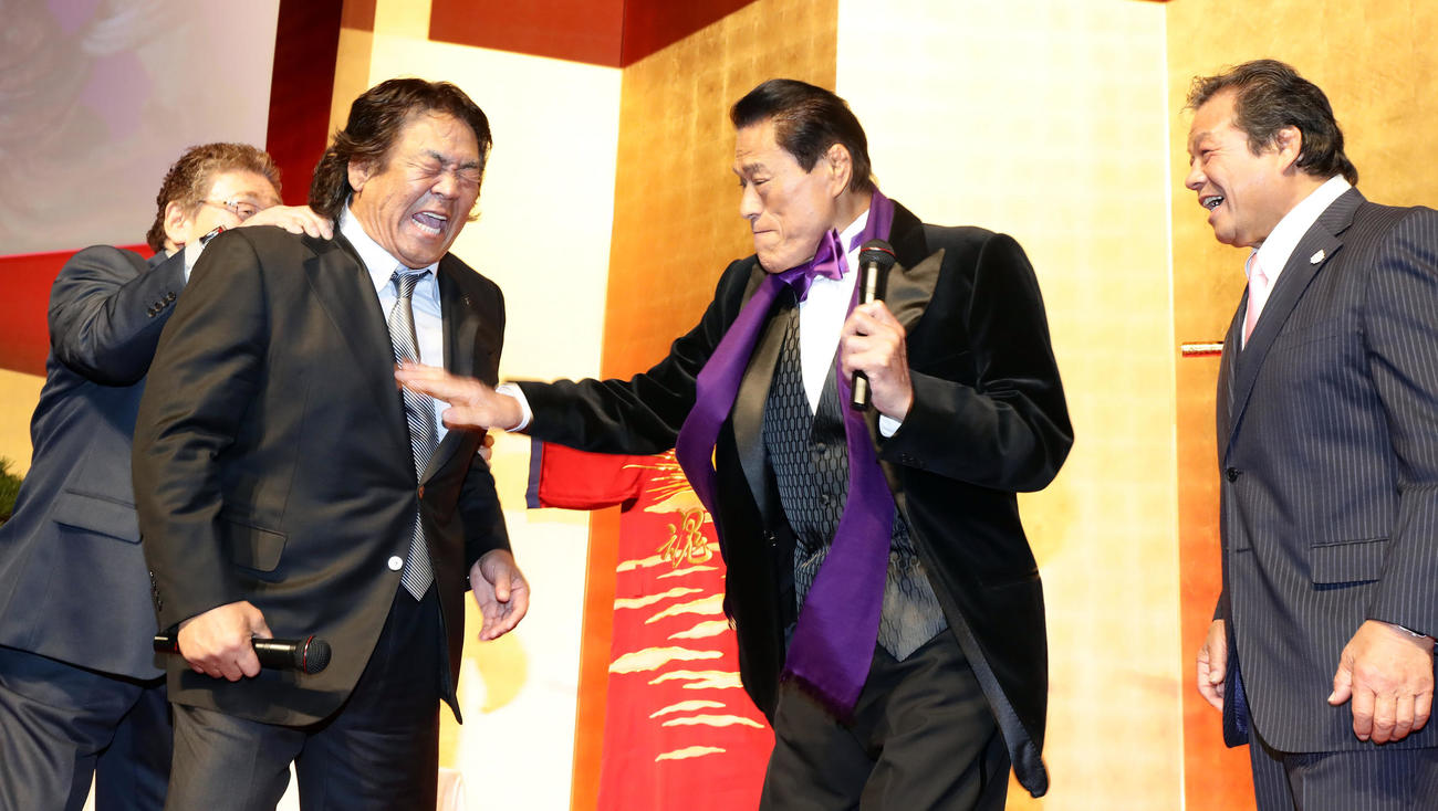 2020年2月20日、アントニオ猪木氏（右から2人目）に、ビンタを食らう長州力（左から2人目）。左奥は天龍源一郎、右は藤波辰爾