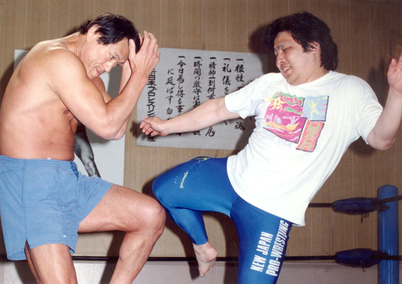 佐山聡（右）とアントニオ猪木さん