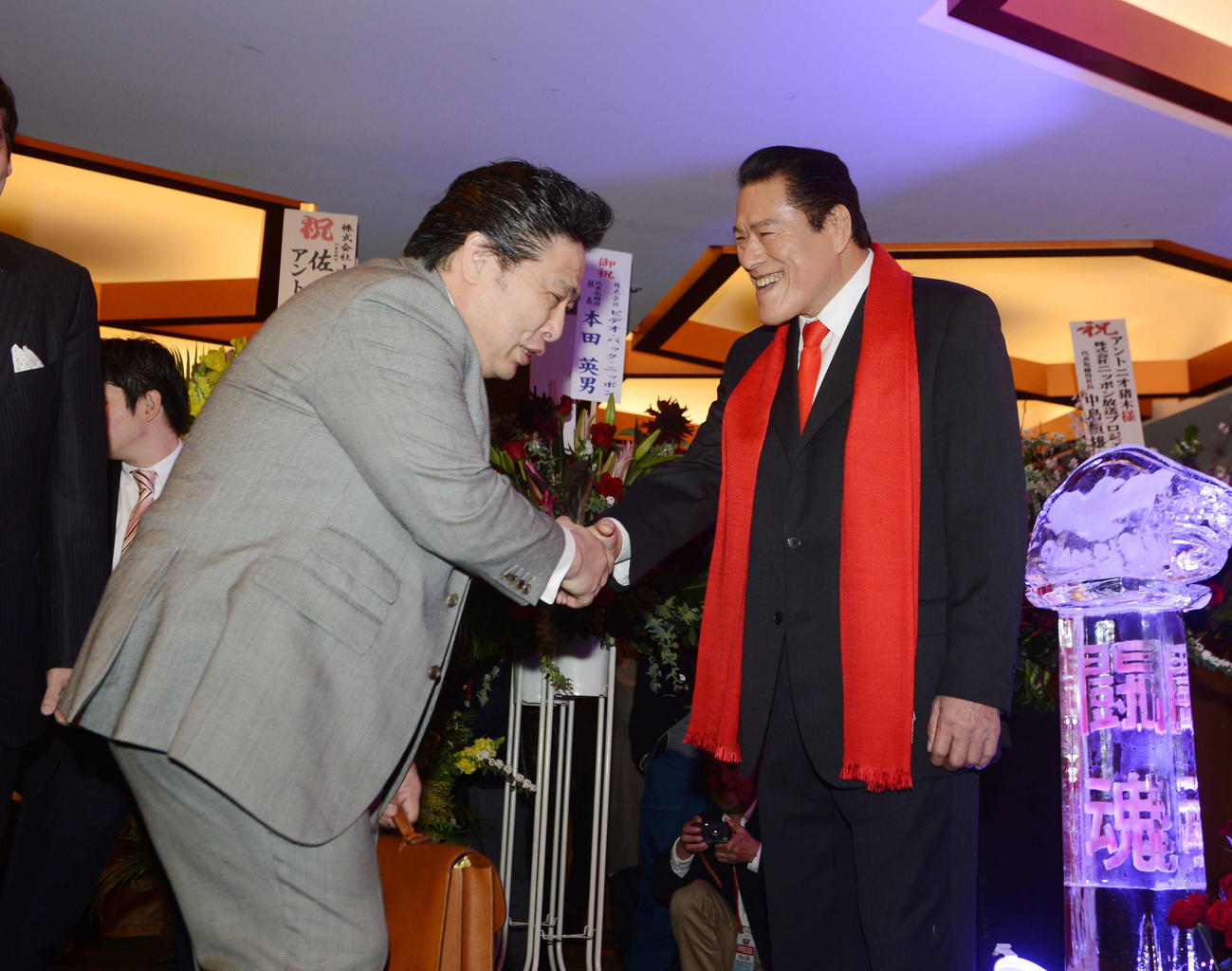 2013年02月20日　「アントニオ猪木の古希を祝う会」でアントニオ猪木と握手する初代タイガーマスク佐山聡