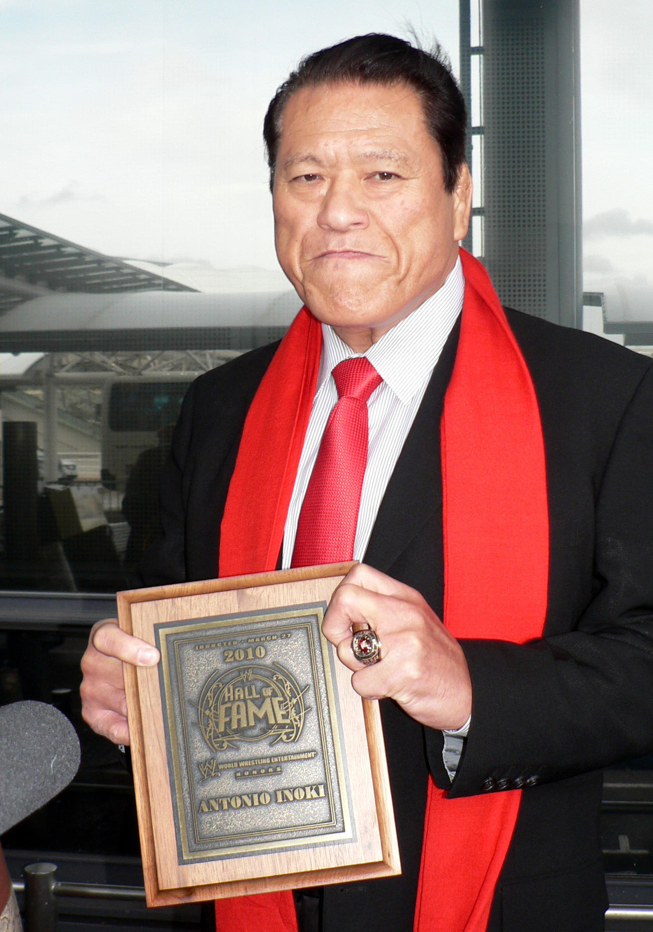 WWE殿堂入りの盾と指輪を披露するアントニオ猪木さん（10年4月撮影）