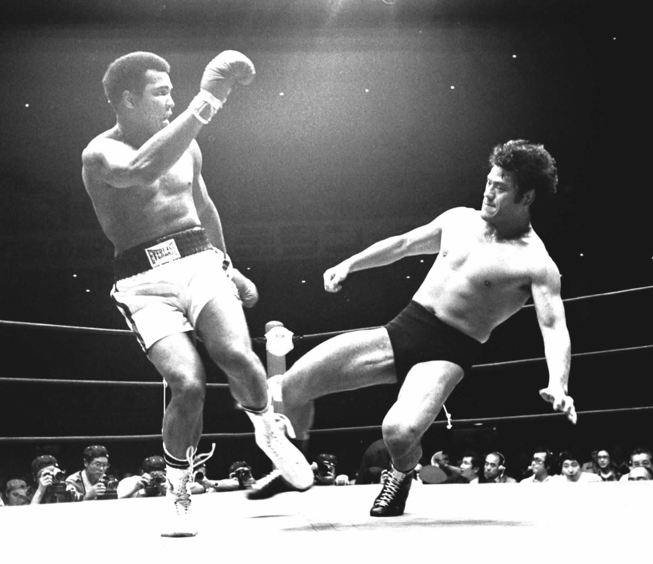 76年6月26日、アリにキックを放つ猪木