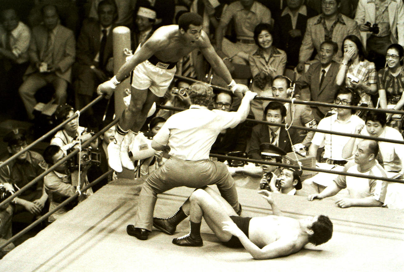 76年6月、足へのキックを警戒したムハマド・アリはロープをつかんで宙に浮いた状態で挑発する