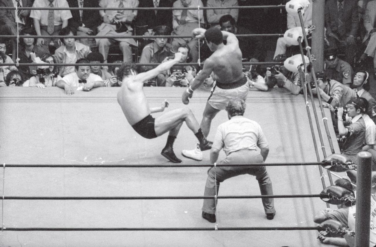 76年6月、ムハマド・アリ（右）に対して足元へのキックで応戦するアントニオ猪木
