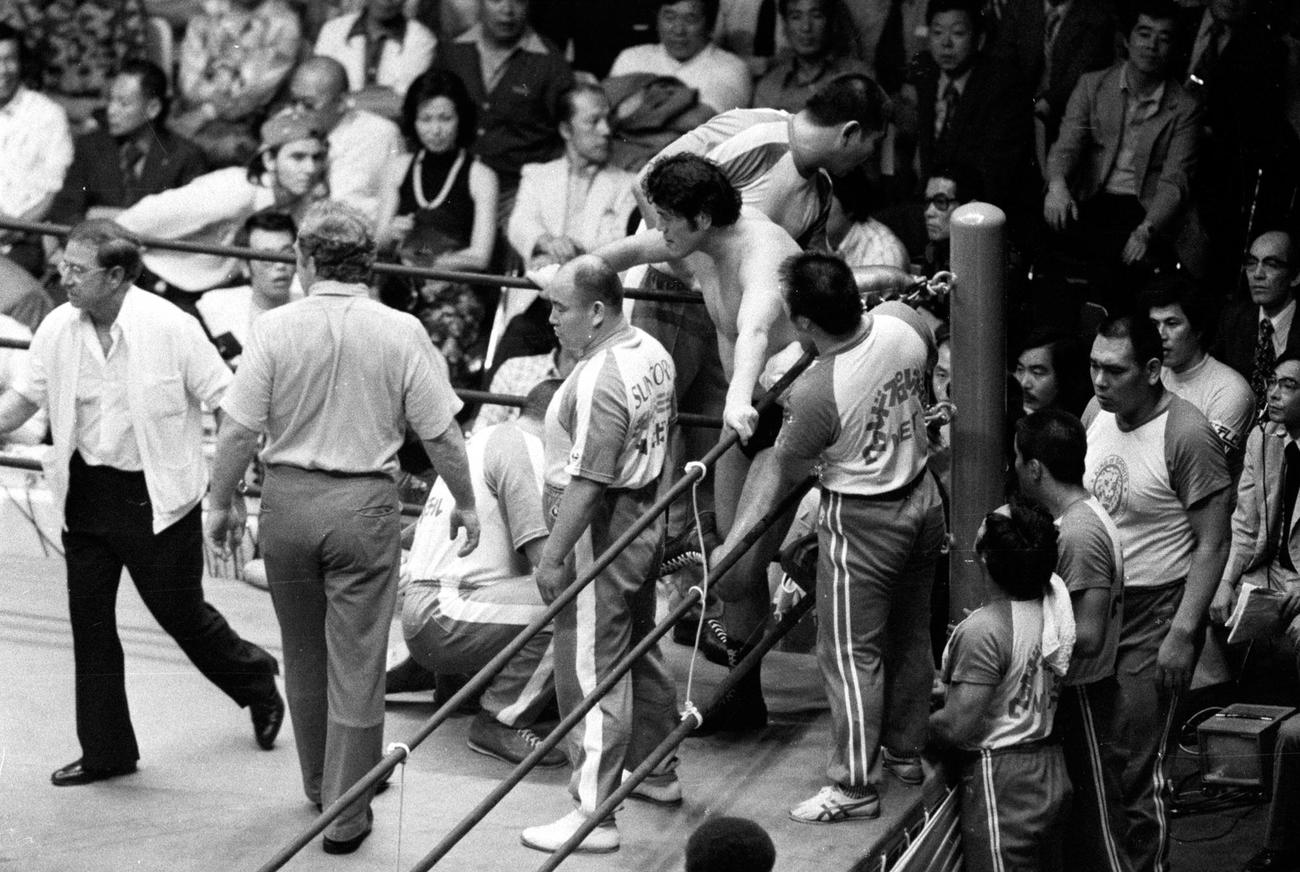 76年6月、ムハマド・アリ陣営から「トウ（つま先）キックは反則だ」との抗議を受けセコンドにつま先をチェックしてもらうアントニオ猪木