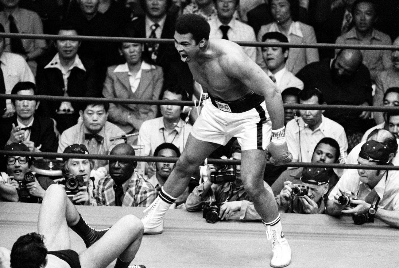 76年6月、アントニオ猪木対ムハマド・アリ　アントニオ猪木（下）を挑発するムハマド・アリ