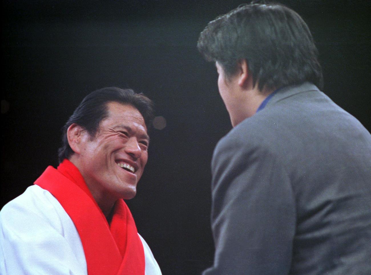 98年4月、前田日明（右）に花束をもらい笑顔を見せるアントニオ猪木