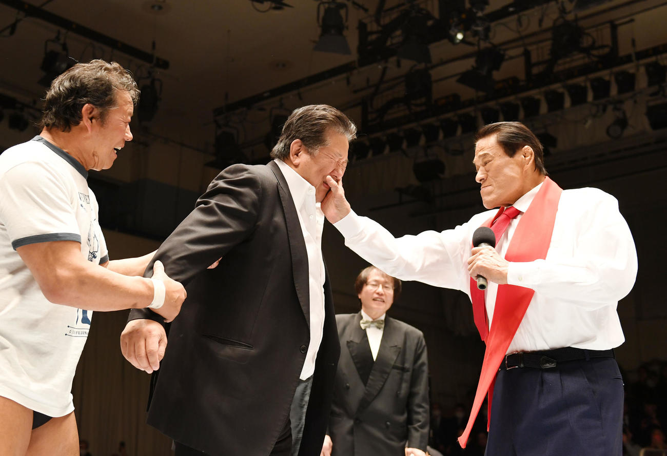 20年2月、前田日明に闘魂ビンタをするアントニオ猪木