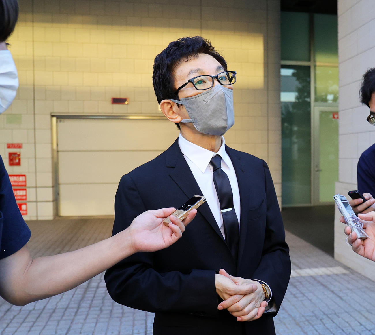 亡くなったアントニオ猪木さん宅を弔問し、報道陣に対応する古舘伊知郎氏（撮影・野上伸悟）