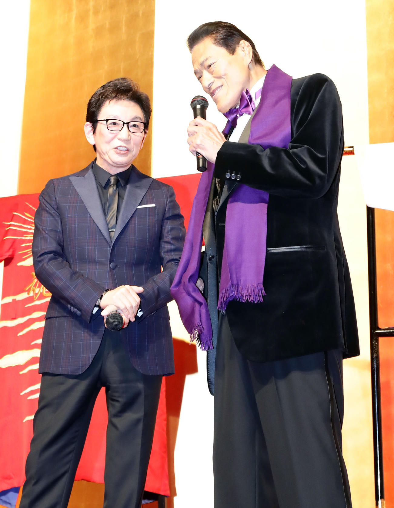 20年、「アントニオ猪木の喜寿を祝う会」で握手する古舘伊知郎氏（左）とアントニオ猪木さん