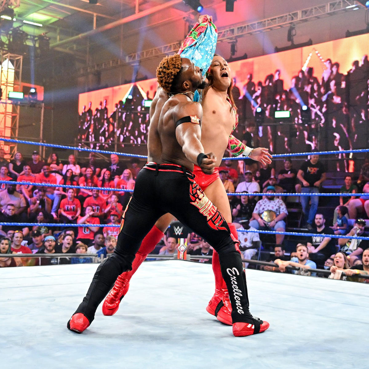 エドリス・エノフェ（手前）にジャケット掌底を浴びせたイケメン二郎（C）2022 WWE, Inc. All Rights Reserved
