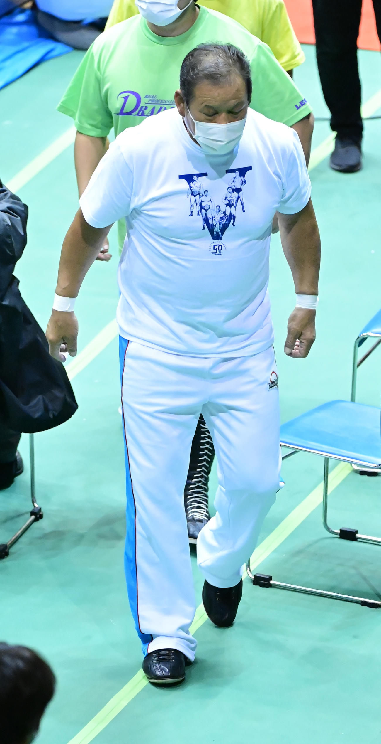 テンカウントゴングを終え引き揚げる藤波（撮影・小沢裕）