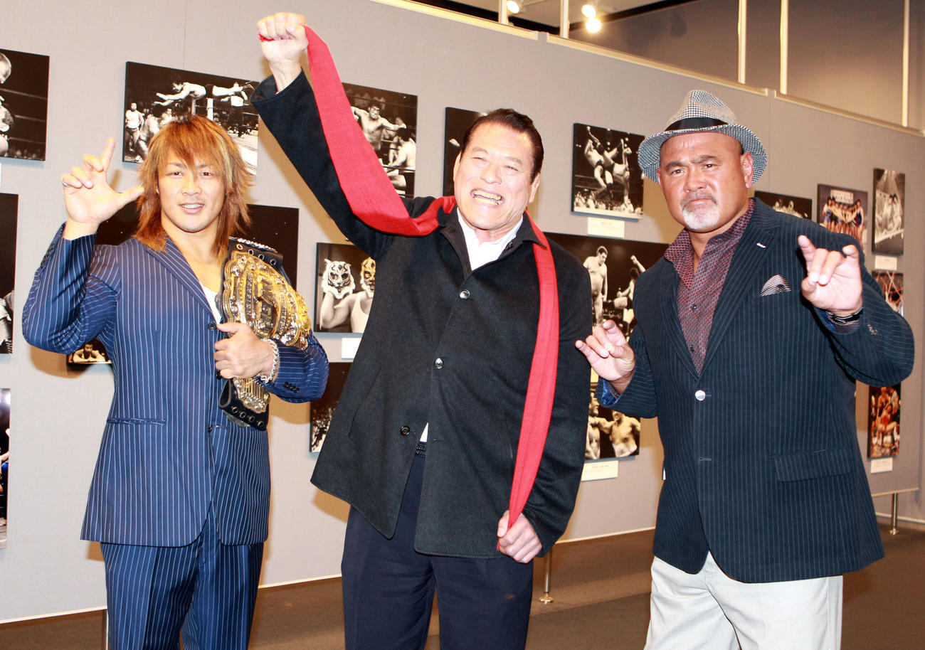 2013年2月、プロレス写真記者クラブ創立30周年記念報道展でポーズを決めるアントニオ猪木さん（中央）、武藤敬司（右）、棚橋弘至