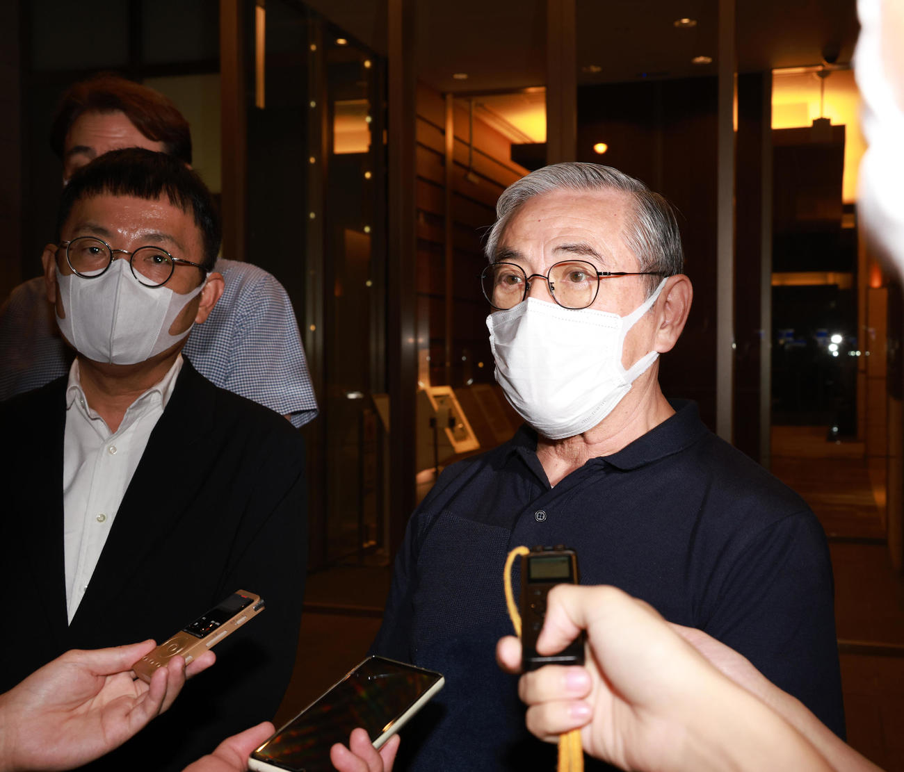 アントニオ猪木さんの様子を語る実弟の猪木啓介さん（右）（撮影・中島郁夫）