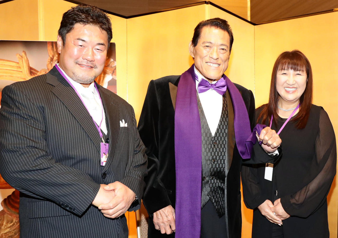 20年2月「アントニオ猪木の喜寿を祝う会」笑顔で記念撮影する左から佐々木健介、アントニオ猪木さん、北斗晶